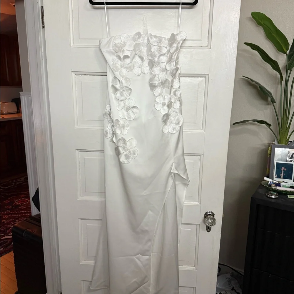 JW PEI White Strapless Dress with Elegant Silhouette - Picture 7 of 11